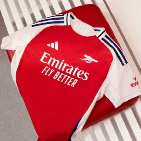 Arsenal lance son nouveau maillot domicile 2024-25 avec une sacrée nouveauté !